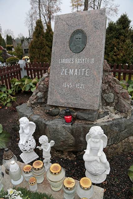 Ar puošia Žemaitės kapą balti angelai, kiekvienas turi savo nuomonę.