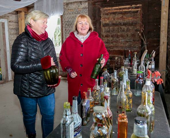 Originalią ekspoziciją sugalvojo B. Kerušauskienė (dešinėje) ir M. Jaselskienė.