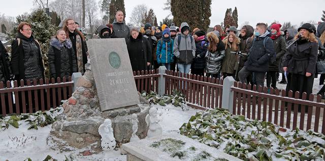 Prie kapo: lietuviškos choro melodijos, atminties žodžiai, pagarbos akcentai.