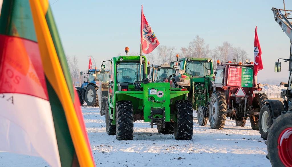 Sunkioji žemės ūkio technika pasiruošusi kelionei į Vilnių. 