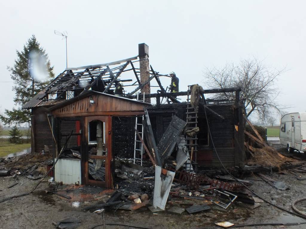  Iš gyvenamojo namo liko tik apdegusios sienos. Ugniagesių nuotraukos.