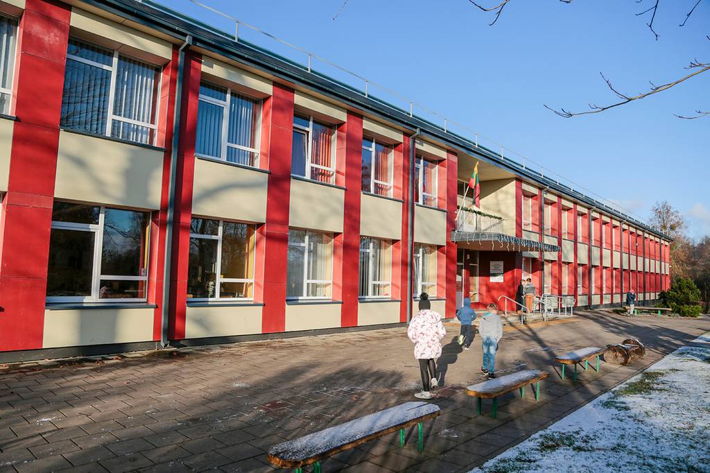 Igliaukos Anzelmo Matučio gimnazija. Ričardo Pasiliausko nuotraukos.