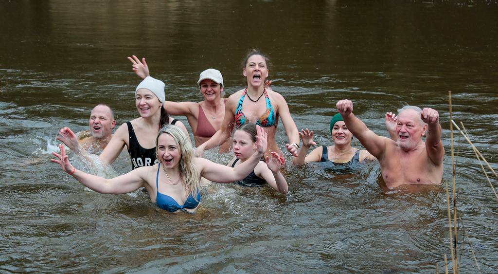 Į Šešupę drąsiai nėrė keliolika marijampoliečių.