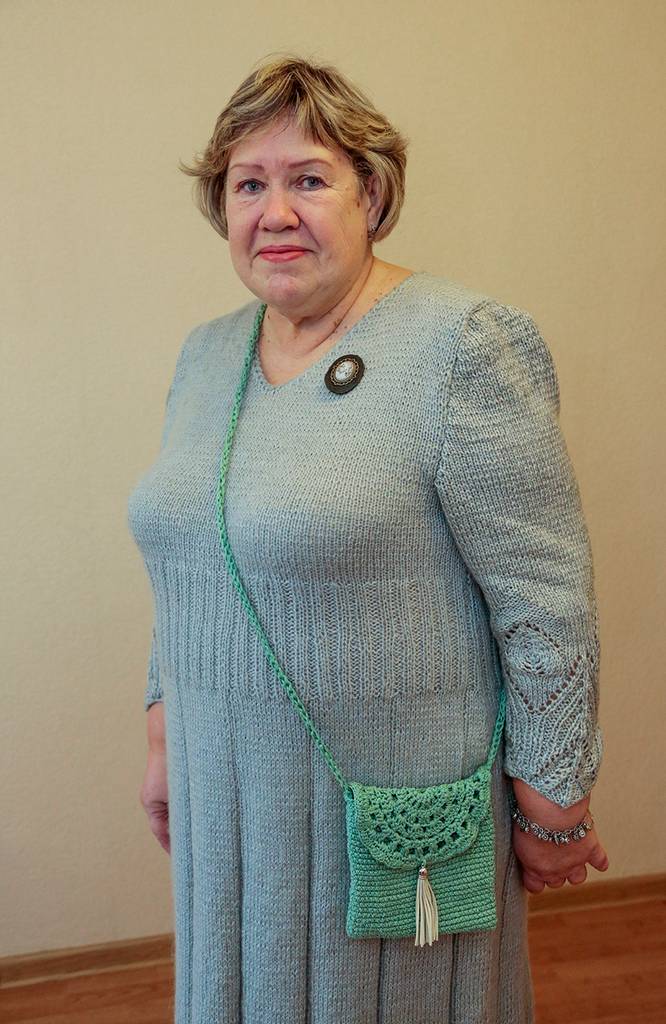 Nedidelė „terbelė“ raktams ir telefonui – puikiai dera prie Irenos Ramanauskienės megztos suknelės. Ričardo Pasiliausko nuotraukos.