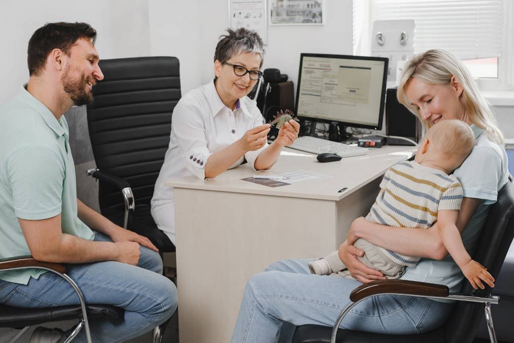 Į sveikatos priežiūros specialistą, pasak O. Šepetienės, vertėtų kreiptis bet kada, kai vaikas jaučiasi blogai ir tėveliams kyla nerimas dėl jo sveikatos.