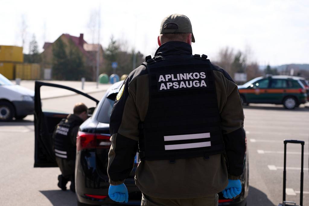 Pareigūnai vilkės tarnybinę uniformą su užrašais „Aplinkos apsauga“. Aplinkos apsaugos departamento nuotraukos.