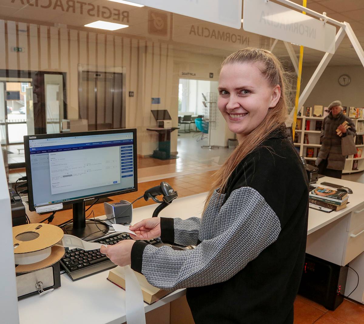 Vyresnioji bibliotekininkė Eglė Bendoraitienė vienai knygai sutvarkyti sugaišta apie 40 sekundžių.