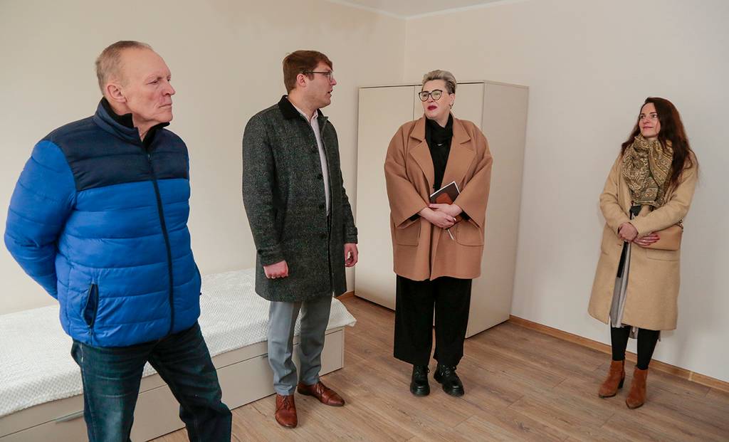 Sutvarkytą butą, laukiantį naujakurių, puikiai įvertino Alvydas Kirkliauskas, vicemeras Artūras Visockis, Daiva Jermalienė ir Jolita Žukelienė.