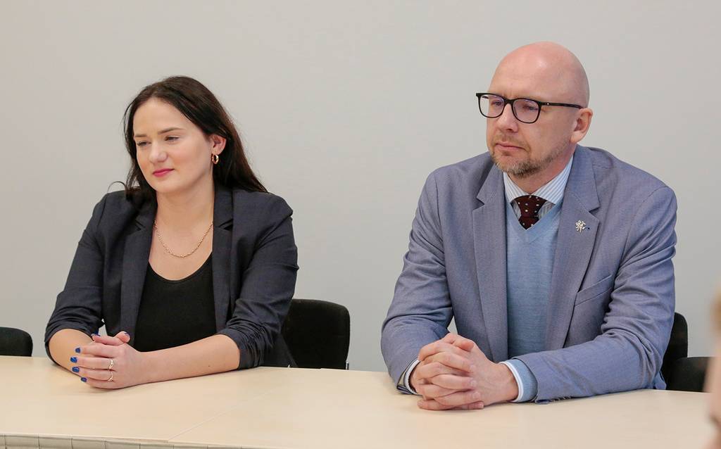 Vicemerė Agnė Pavelčikienė maloniai nustebo, kai į susitikimą pareiškė norą atvykti URM atstovas Tadas Kubilius. Ričardo Pasiliausko nuotraukos.