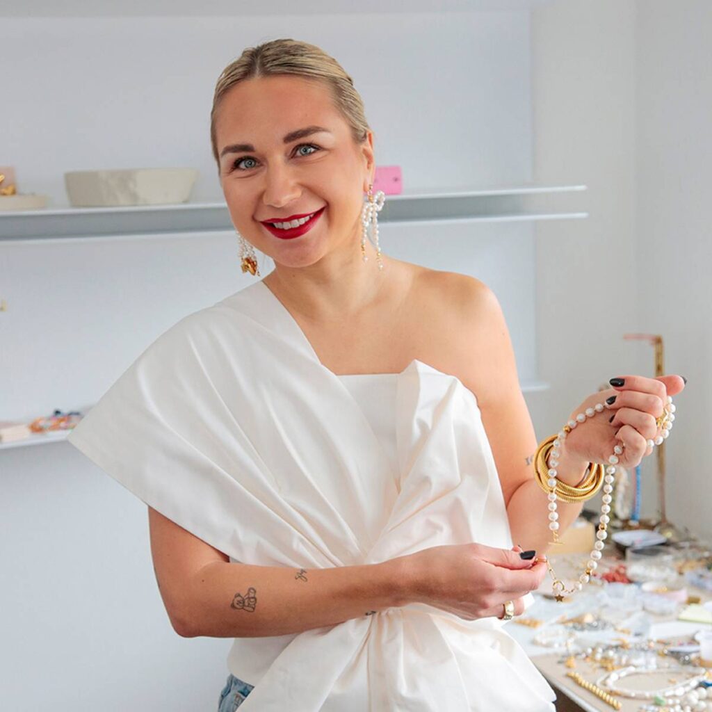 Evelina Dulskienė kuria išskirtinio dizaino papuošalus.