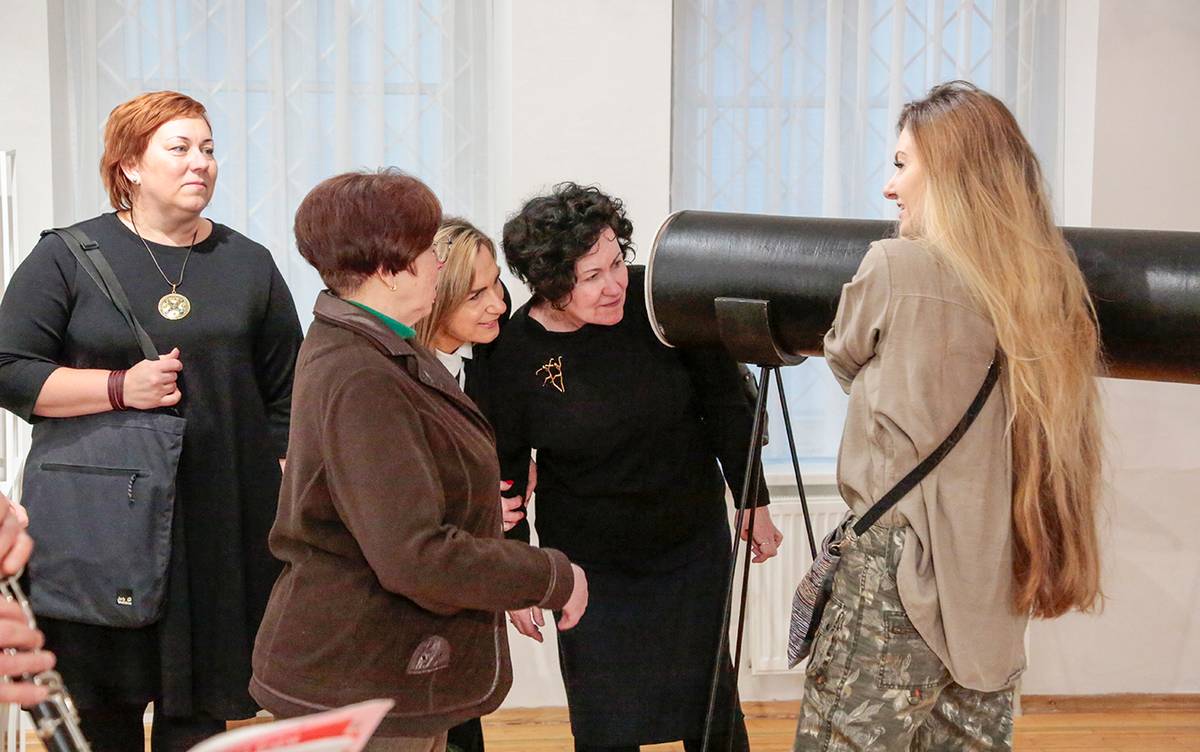 Tai – mūsų vaikystės kaleidoskopas, tik nespalvotas. Kaip atrodo kintančios nespalvotos kompozicijos?