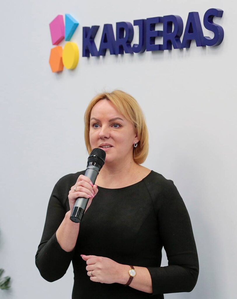 Užimtumo tarnybos direktorė Inga Balnanosienė: „Lietuvoje prieš keletą metų prasidėjo iniciatyvos, kviečiančios susigrąžinti ar pritraukti talentus į regionus“.