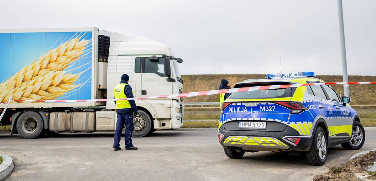 Lietuvos–Lenkijos pasienyje lenkų ūkininkai ir pareigūnai tikrina tik krovininius automobilius.
