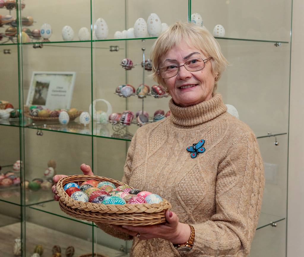 Kalvarijietė Lina Gureckienė Velykoms numargino šimtus margučių. Ričardo Pasiliausko nuotraukos.