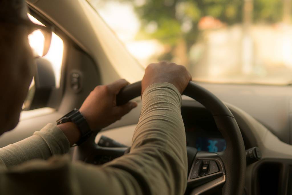 Vairuotojas automobilyje. „Retropix“ nuotrauka.