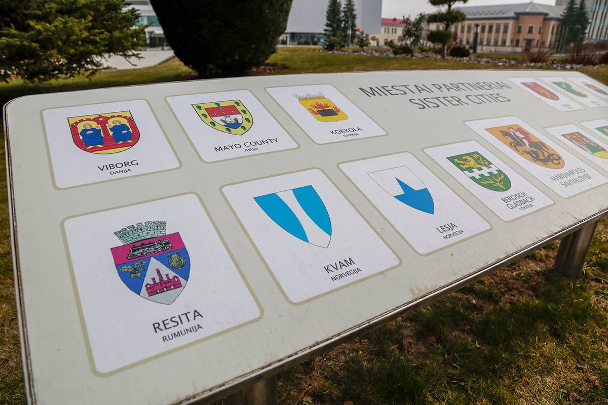 Prie savivaldybės  pastato esančioje lentelėje įamžinti visi su Marijampole susigiminiavę miestai.
