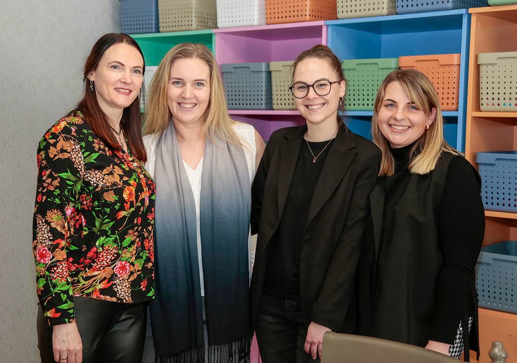 Kad socialinėse dirbtuvėse būtų jauku, stengėsi Gražina Kurienė, Agnė Kralikienė, Paulina Botyriūtė ir Ramona Šilerytė-Cvirkienė. Ričardo Pasiliausko nuotraukos.