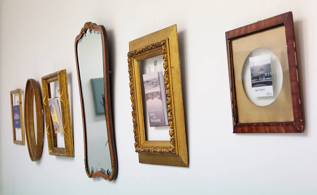 Knygos apie Marijampolę eksponuojamos senoviniuose rėmuose.