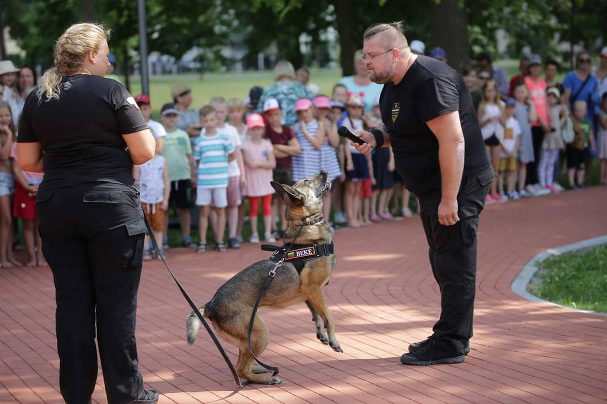 Vokiečių aviganis Grantas buvo tikra žvaigždė! Nuotraukoje – su dresuotoja Daiva ir Liutauru. 