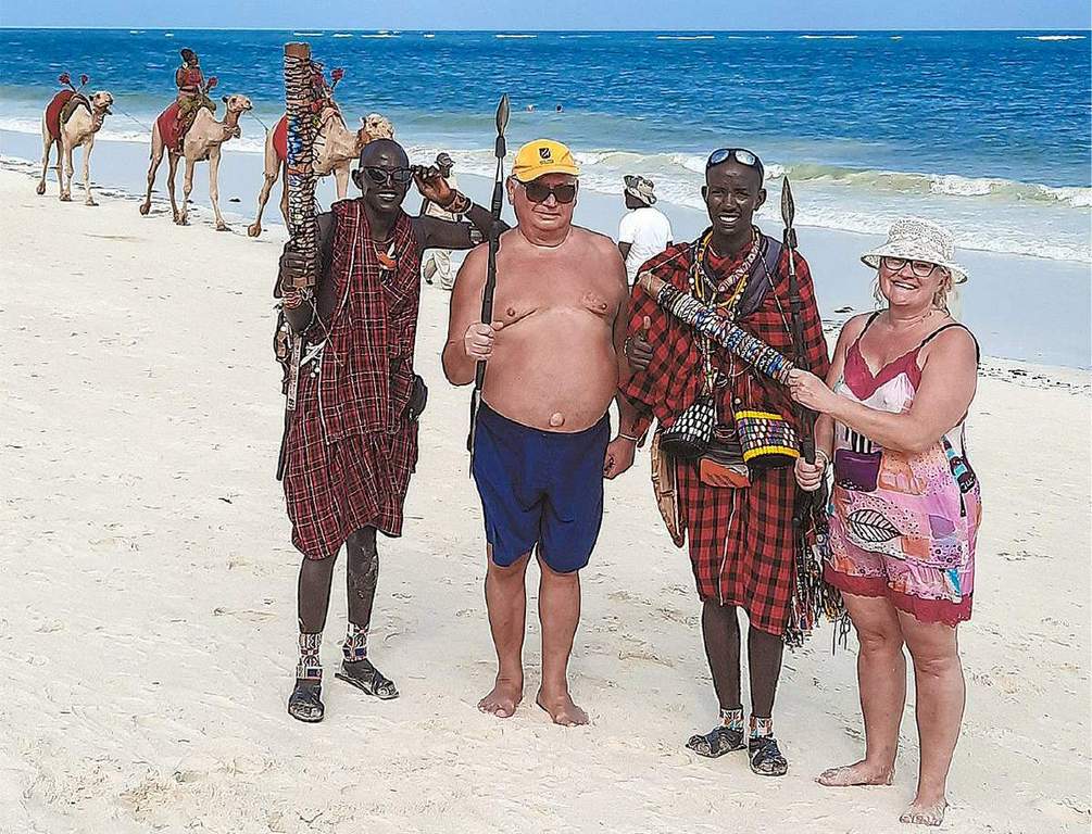 Virginija ir Vytautas su vietiniais gyventojais.