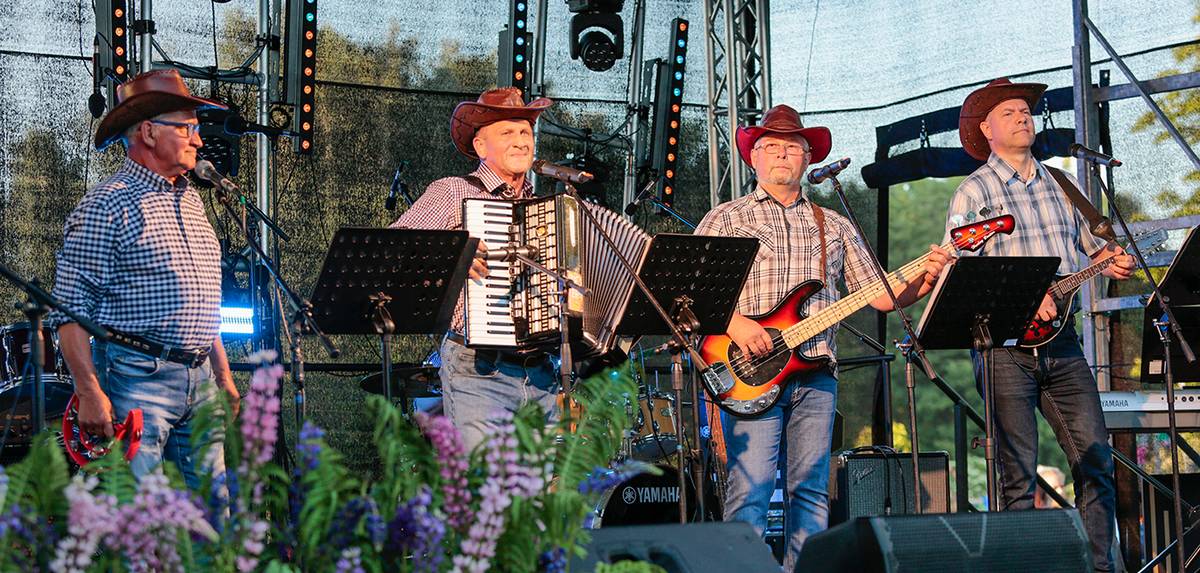 Smagus kolektyvas Joninių šventėje.