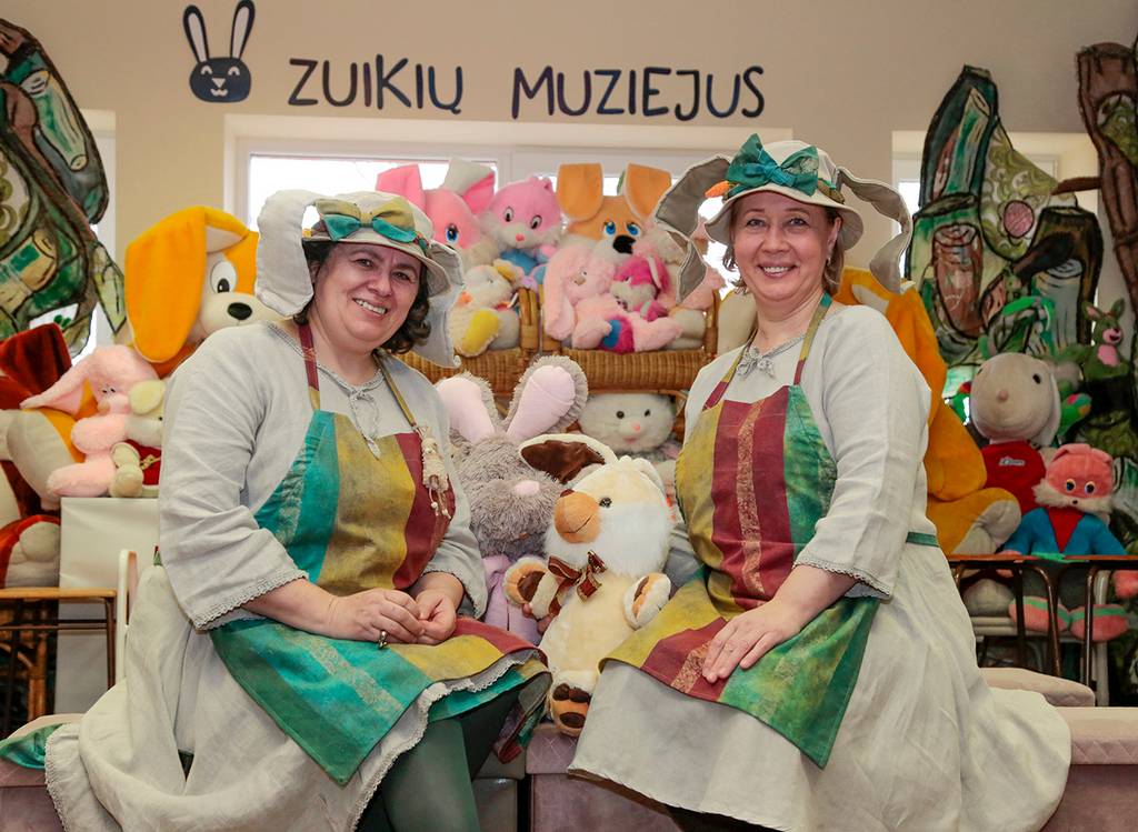 Daiva Truncienė ir Roma Jarumbavičienė lankytojus sutinka pasipuošusios kaip ir dera Zuikių muziejuje – zuikiškomis skrybėlaitėmis. Ričardo Pasiliausko nuotraukos.