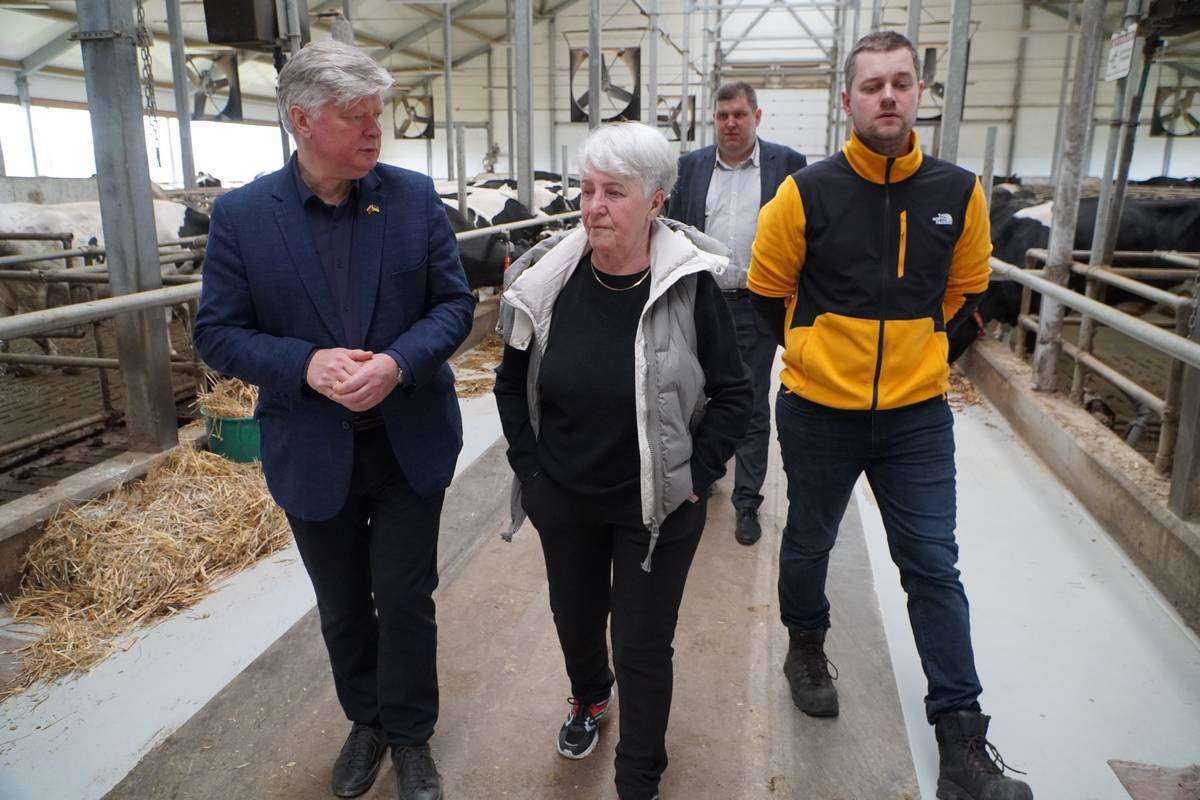 Krūvelių šeimos nariai žemės ūkio ministrui Kęstučiui Navickui (kairėje) aprodė naujai įrengtą fermą, ūkio naujoves. ŽŪM archyvo nuotraukos