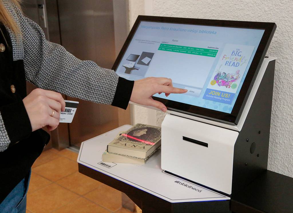 Bibliotekoje skaitytojas jau gali apsitarnauti pats.