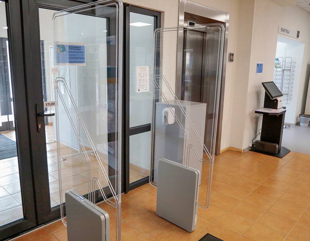 Automatiniai varteliai nušvis raudonai ir cyps, o lauko durys užsiblokuos, jei knyga nebus išmagnetinta.