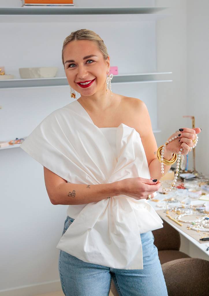 Evelina Dulskienė kuria išskirtinio dizaino papuošalus. Ričardo Pasiliausko nuotraukos.