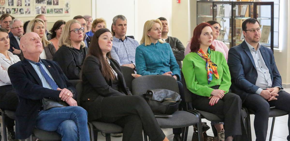 Į konferenciją atvyko nuoširdžiai besirūpinantieji regionų ateitimi. Kai kurie besirūpinantieji neatvyko.