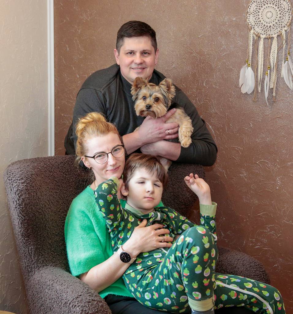 Šeimos nuotraukoje trūksta tik vyriausiojo sūnaus Mato – jis mokykloje. Užtat tėtis Mindaugas, mama Neringa su Taduku ir keturkojis šeimos narys Barnis mielai (ypač Barnis) sutiko nusifotografuoti. Ričardo Pasiliausko nuotrauka.