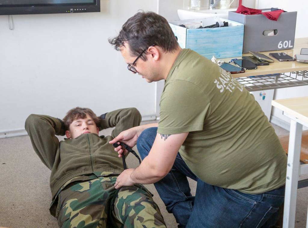 Pirmosios pagalbos pagrindų moksleivius moko instruktorius Marius Mureika.