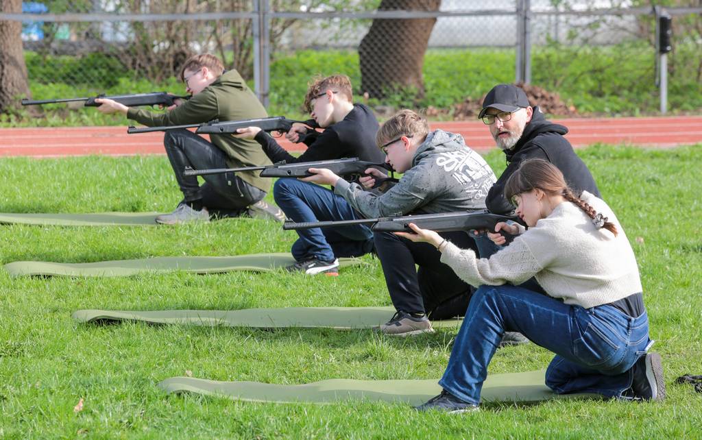 Šaudymo iš pneumatinio ginklo užsiėmimas su instruktoriumi Mindaugu Keršiu. Ričardo Pasiliausko nuotraukos.