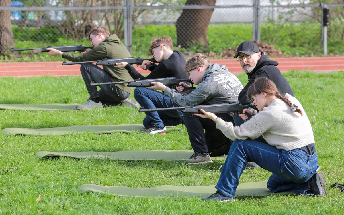 Šaudymo iš pneumatinio ginklo užsiėmimas su instruktoriumi Mindaugu Keršiu.
