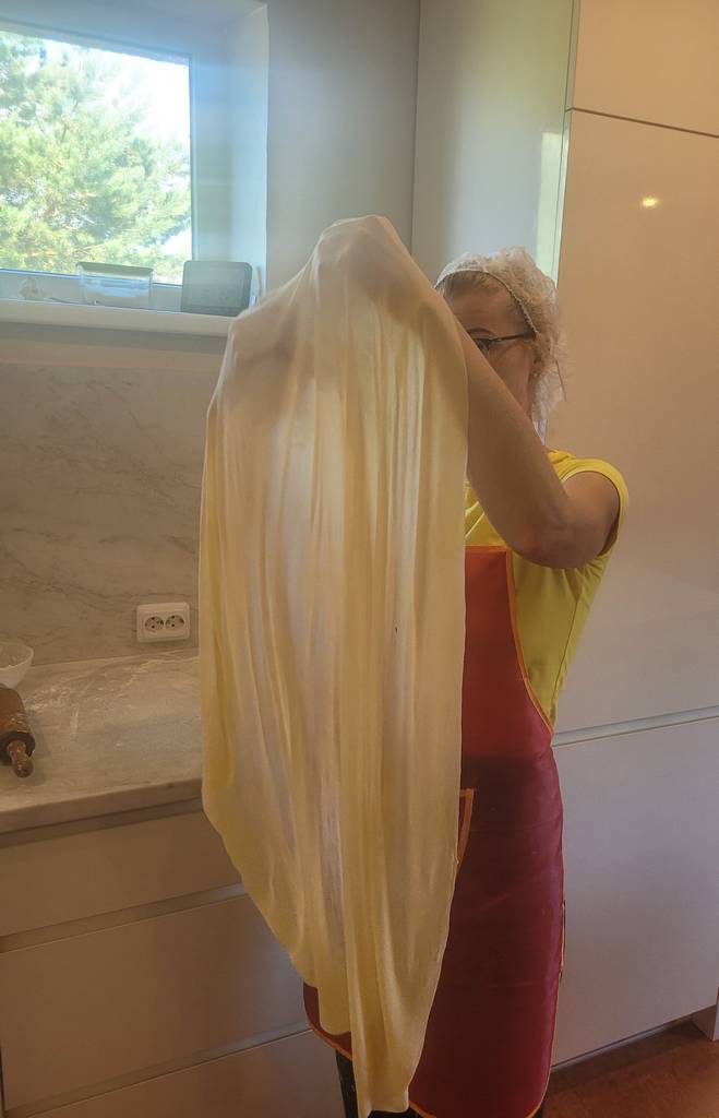 Tai ne audinio gabalas – tai tampomas šimtalapio tešlos lapas. Nuotrauka iš asmeninio Neringos Rygelienės albumo