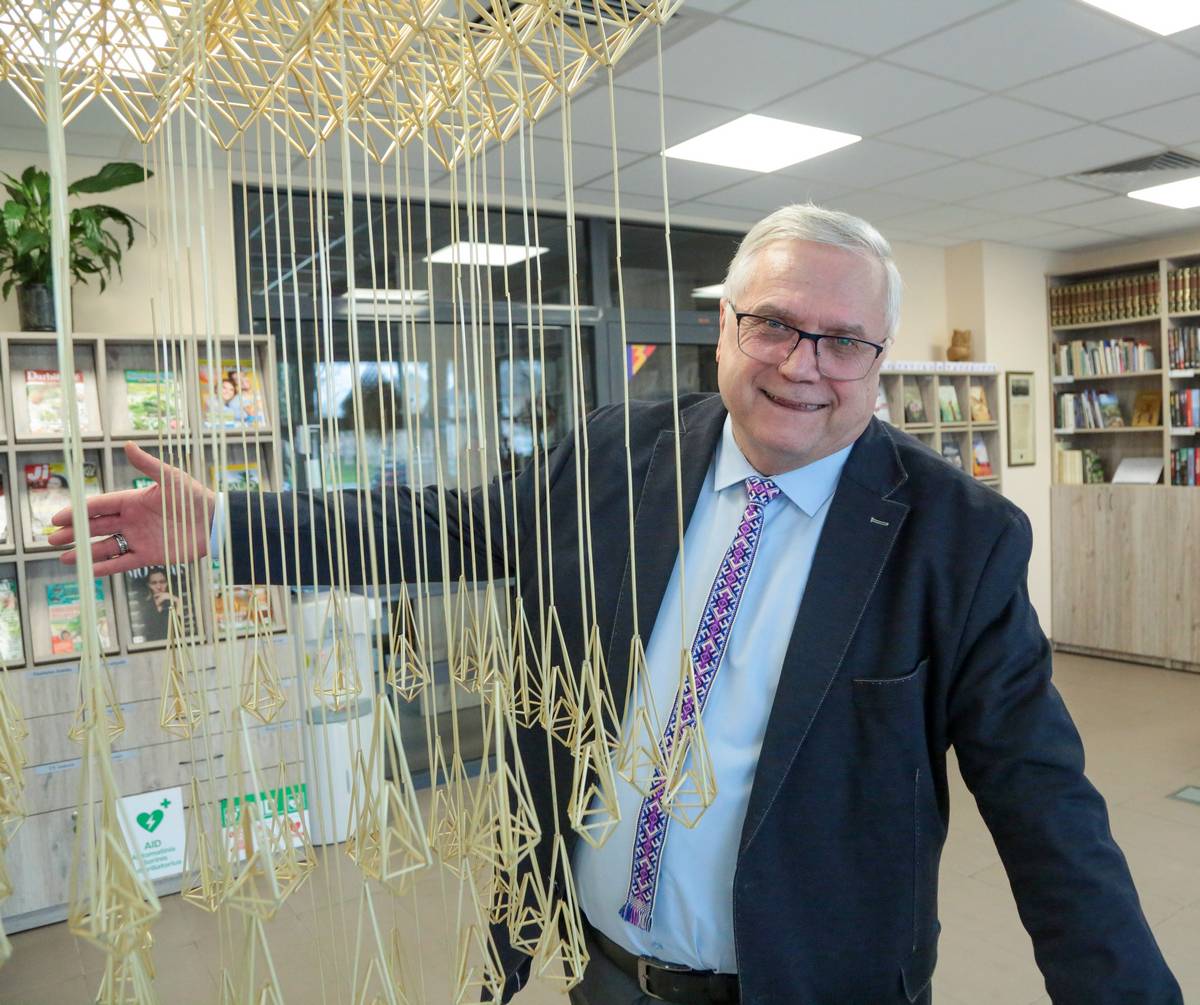 Per du mėnesius parodai sukūręs įspūdingus šiaudinius sodus Saulius Tumelis nustebino susirinkusius.