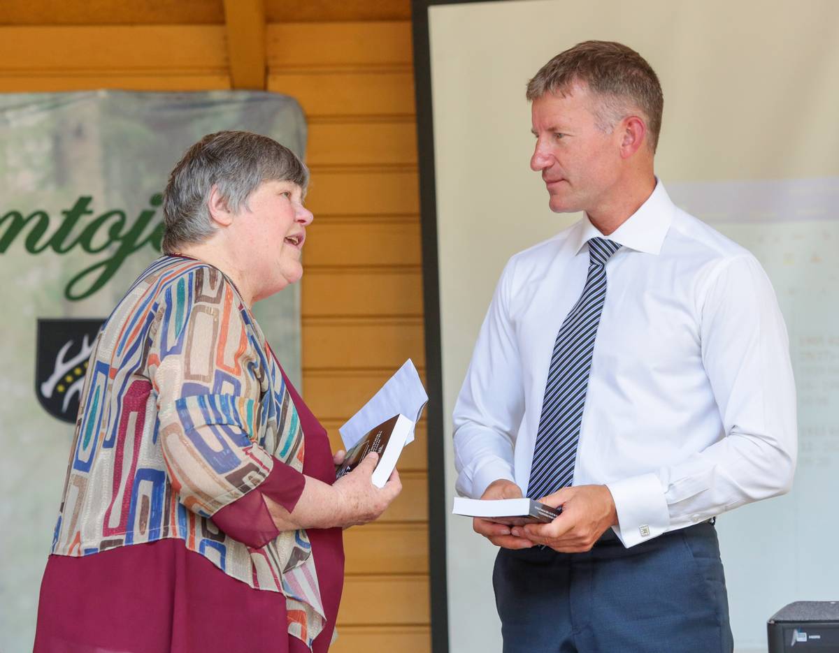 Dr. Aldona Vasiliauskienė dėkojo Kazlų Rūdos merui Mantui Varaškai už dėmesį istorijai.