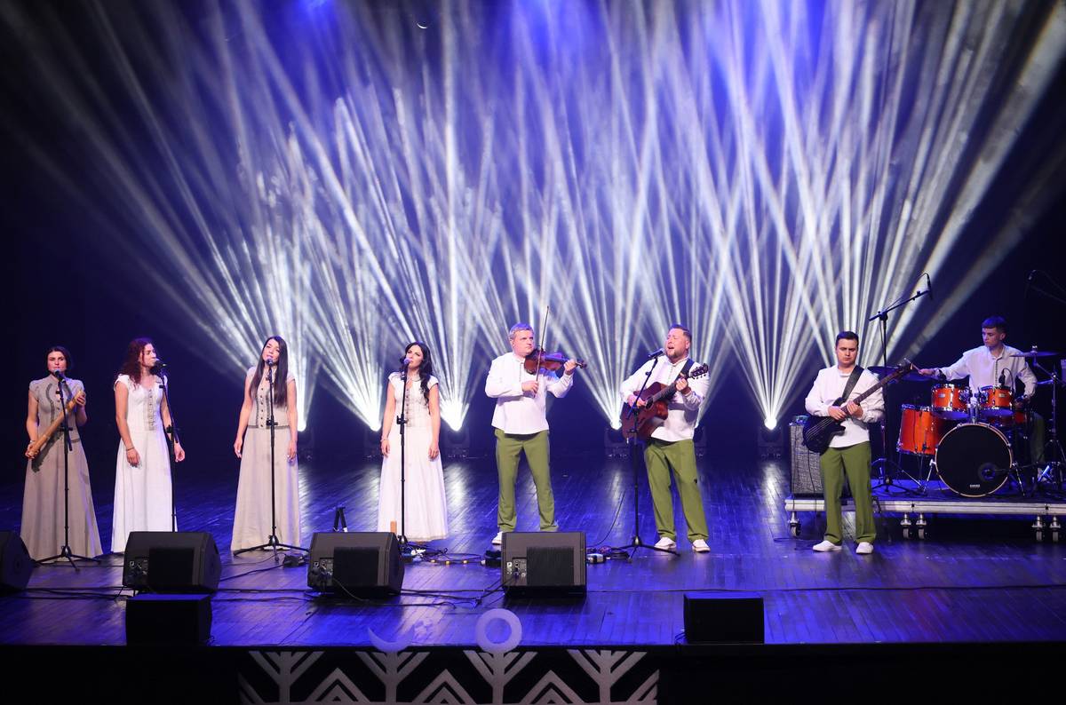 „Baltų vėjų“ grupė dovanojo žiūrovams spalvingą pasirodymą.