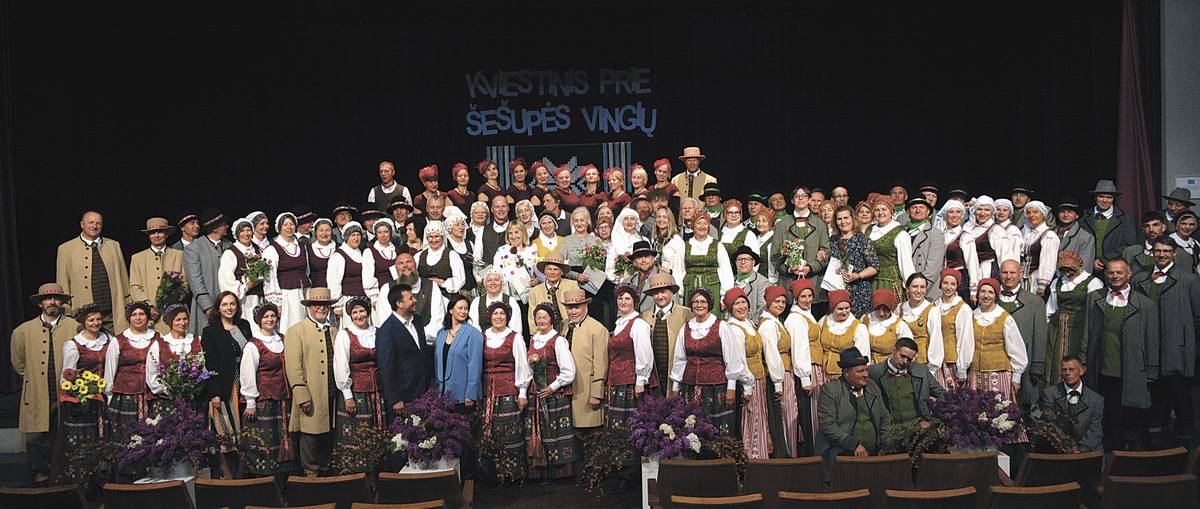 Festivalyje dalyvavę aštuoni kolektyvai visi kartu vos tilpo Kalvarijos kultūros centro scenoje.