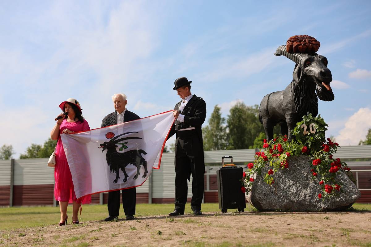 Juodasis ožys pavaizduotas ir miestelio herbe. Žaneta Štreimikytė-Mockeliūnė, Antanas Algirdas Juronis ir Remigijus Janušaitis skulptūros pristatymo metu.