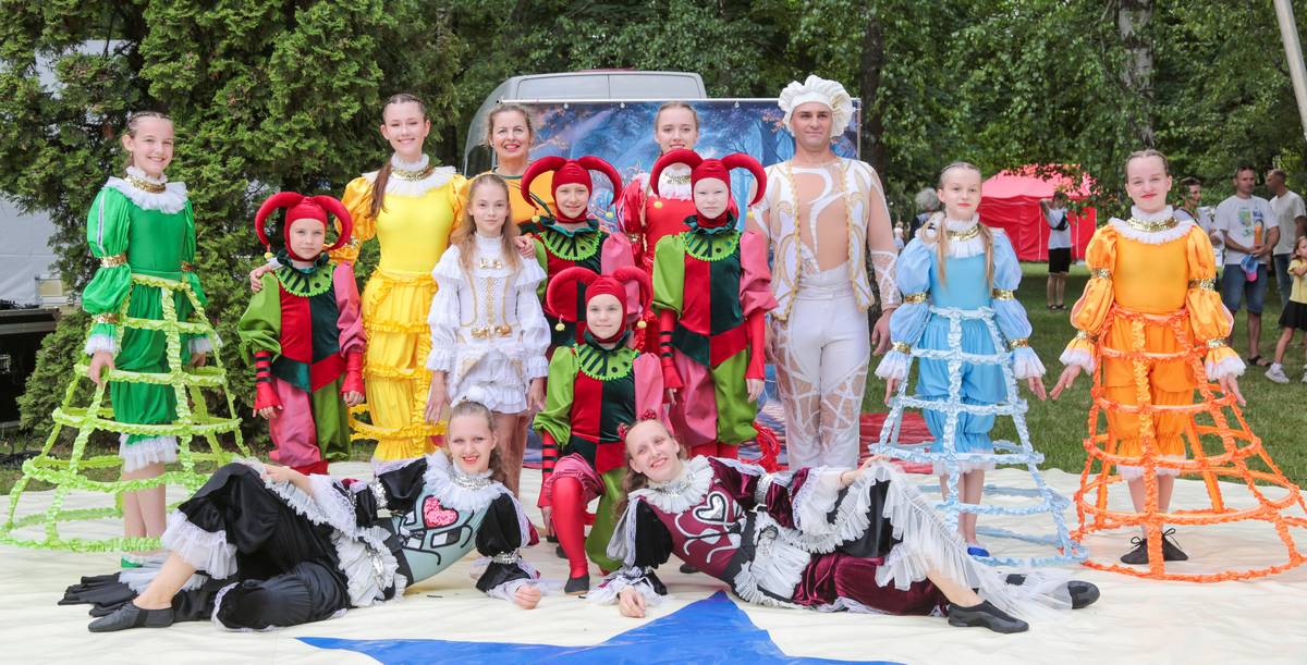 Po vaidinimo jaunieji artistai buvo pavargę, bet laimingi.