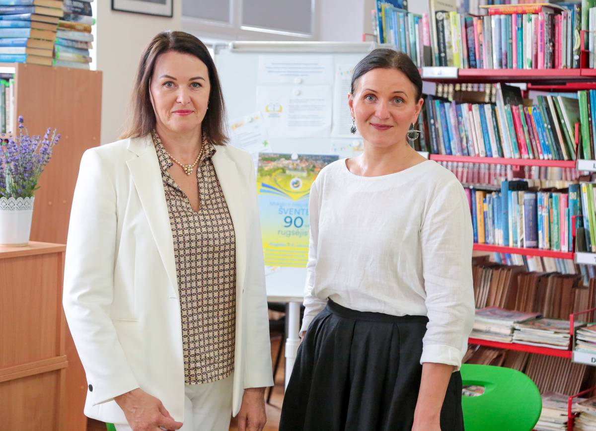 Direktorė Asta Skripkienė su neformaliojo švietimo organizatore Egle Alenskaite pasidalijo būsimos šventės vizija.