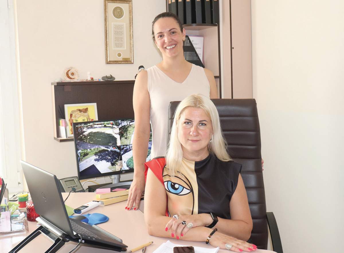  Jurbarko „Ąžuoliuko“ mokyklos direktorė Jurgita Volbikienė (sėdi) ir maitinimo organizatorė Ieva Gečaitė ypač patenkintos Žemės ūkio ministerijos dėmesiu trumposioms maisto tiekimo grandinėms ir ekologiniam vaikų maitinimui, kurių pagalba daugiau kaip du šimtus savo ugdytinių gali maitinti ekologiškai. 