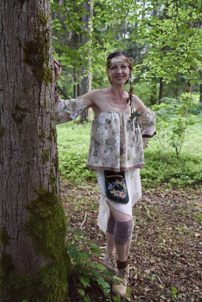 Į Kazlų Rūdos kirvio koto konkurso šventę Jolanta atvyko įsikūnijusi į žavią girios laumę.