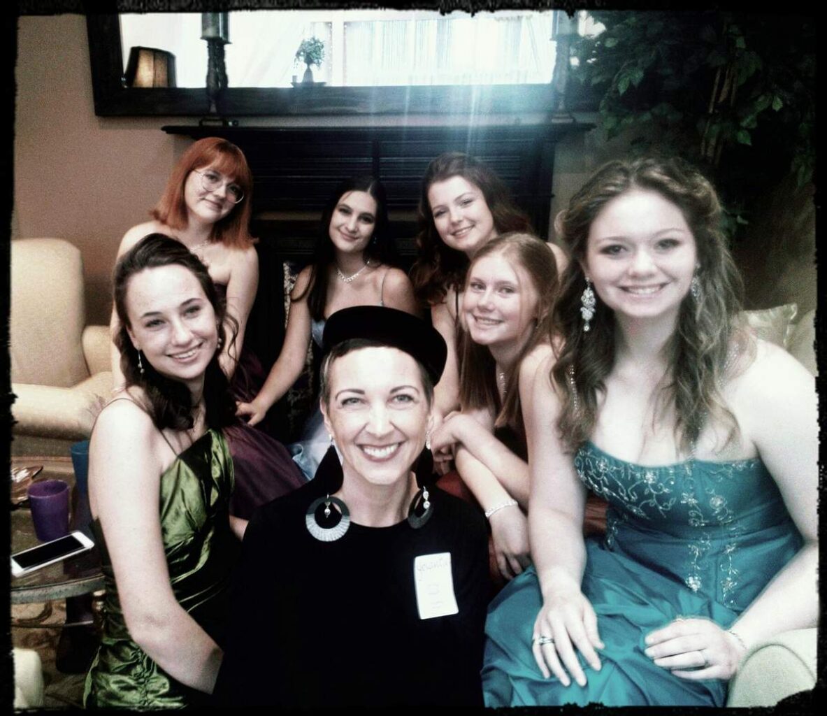 Jolanta po labdaros renginio su mergaitėmis iš JAV vykdyto „Pelenės“ projekto.