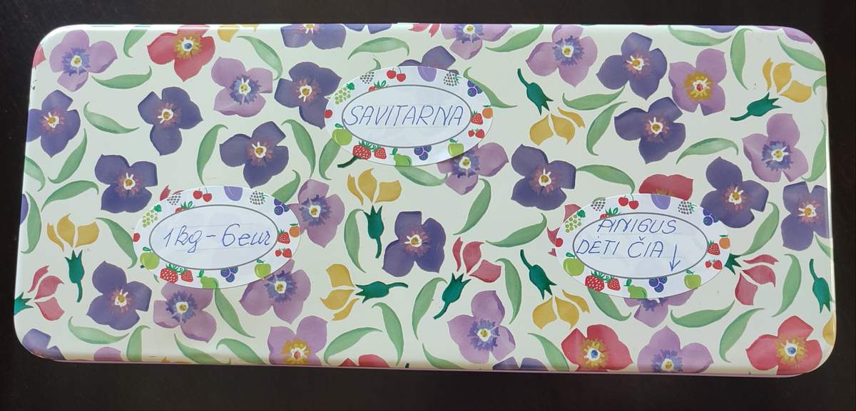 Uogų savitarnos pinigų dėžutė.