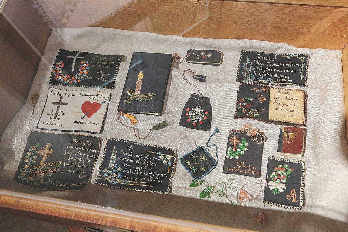 Štai tokie jaudinantys paprastumu ir sumanumu tremtinių rankdarbiai...