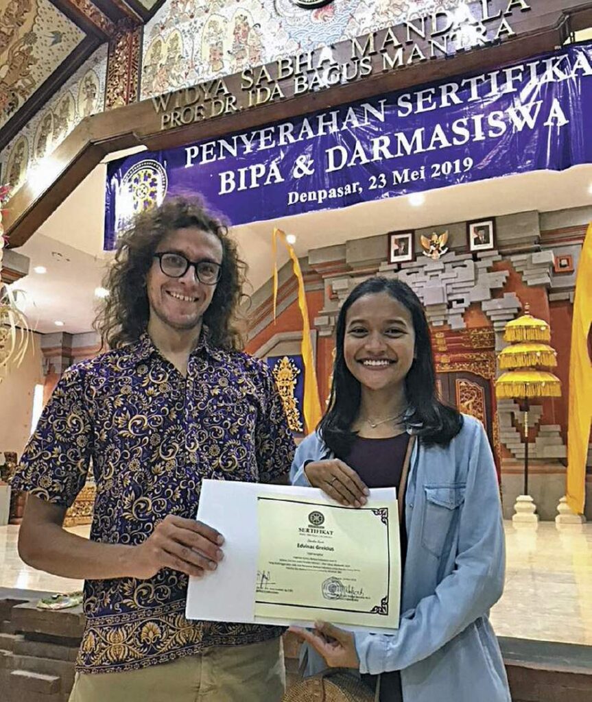 Darmasiswa studijų diplomų įteikimo ceremonija. Edvinas su drauge Misha.