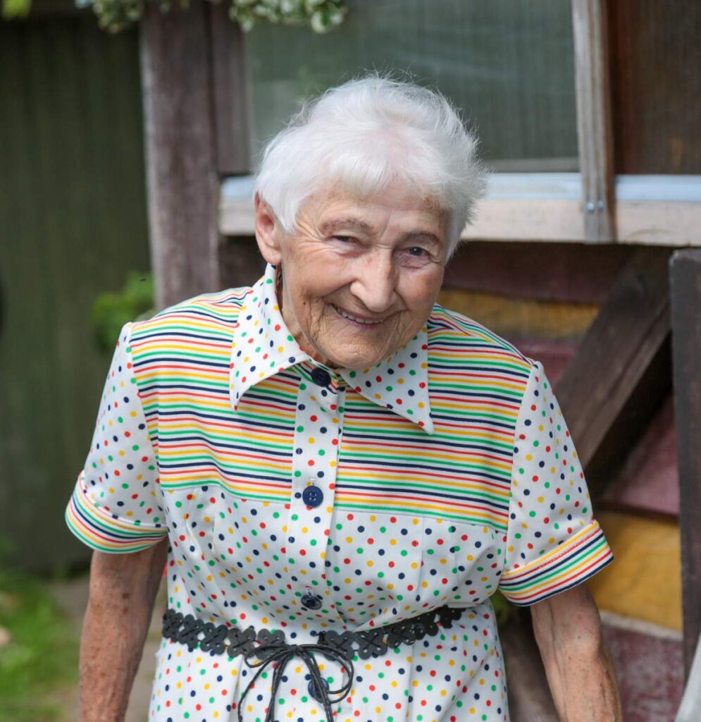 „Mėgstu žalumynus – juos valgant geriau pasisavinamas cinkas, kuris lygina odą. O kad ji būtų švelnesnė, užtenka paprasčiausio vazelino“, – paklausta, kaip įžengus į dešimtą dešimtmetį išsaugoti žavesį, šypsodamasi sako vaistininkė Ona Šmigelskienė.